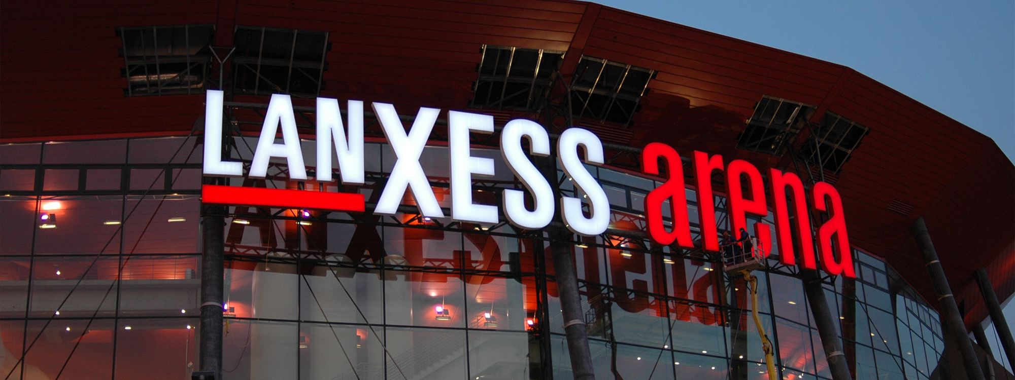 LED-Schriftzug an der lanXESS Arena